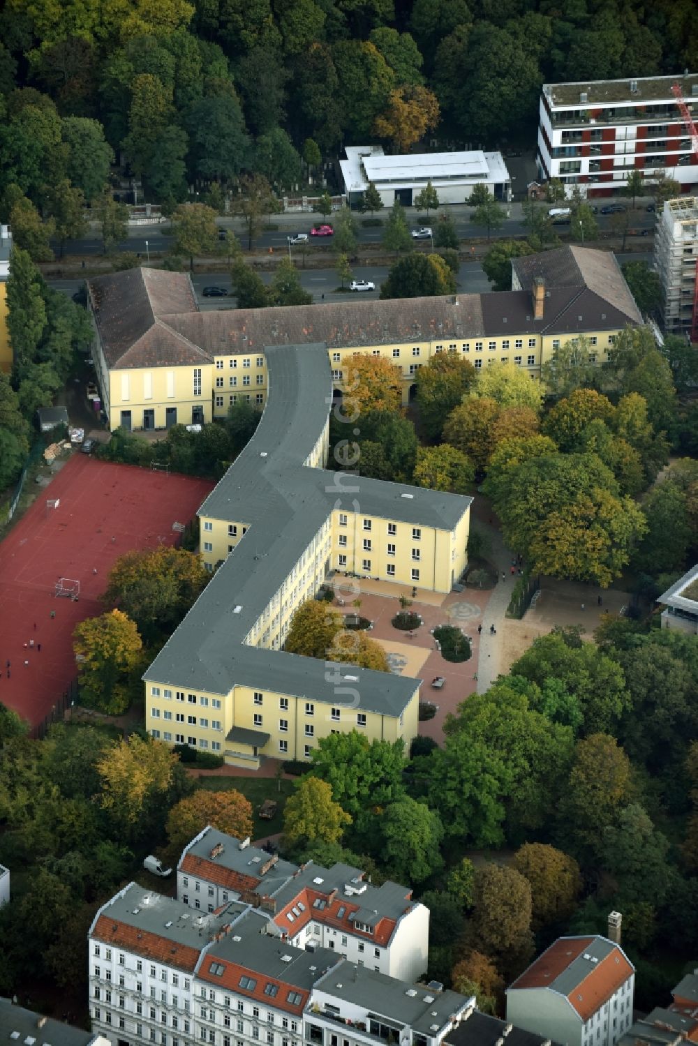 Berlin von oben - Schulgebäude der Schule am Senefelderplatz an der Schönhauser Allee in Berlin