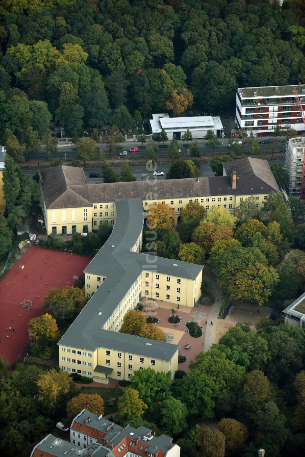 Berlin aus der Vogelperspektive: Schulgebäude der Schule am Senefelderplatz an der Schönhauser Allee in Berlin