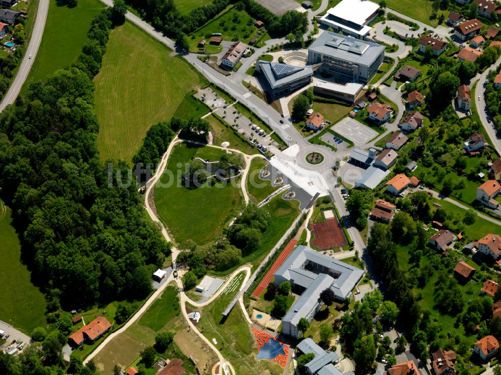 Luftaufnahme Waldkirchen - Schulgebäude der Schulen Maria-Ward Grundschule und Johannes-Gutenberg-Gymnasium in Waldkirchen im Bundesland Bayern, Deutschland