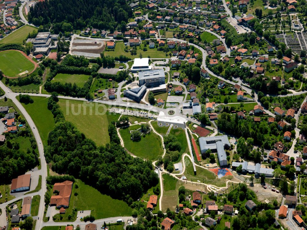 Waldkirchen von oben - Schulgebäude der Schulen Maria-Ward Grundschule und Johannes-Gutenberg-Gymnasium in Waldkirchen im Bundesland Bayern, Deutschland