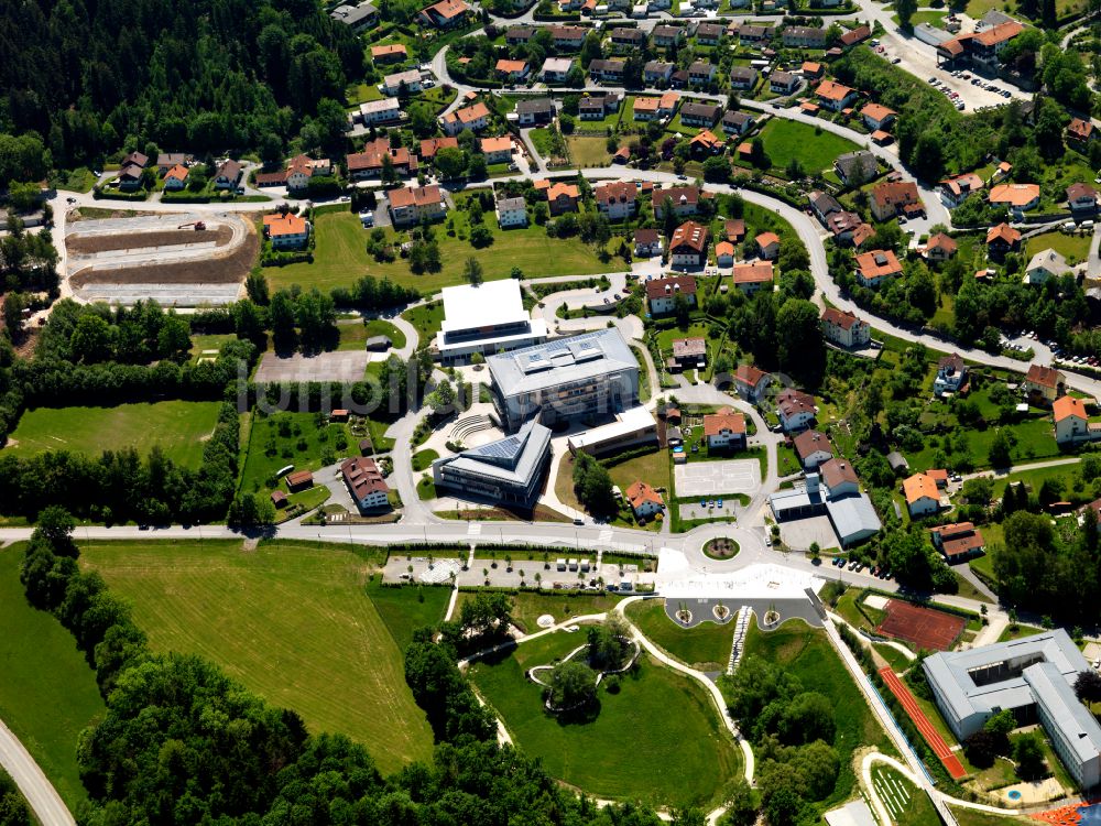 Waldkirchen aus der Vogelperspektive: Schulgebäude der Schulen Maria-Ward Grundschule und Johannes-Gutenberg-Gymnasium in Waldkirchen im Bundesland Bayern, Deutschland