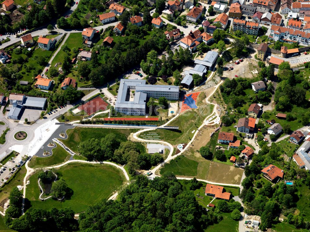 Luftbild Waldkirchen - Schulgebäude der Schulen Maria-Ward Grundschule und Johannes-Gutenberg-Gymnasium in Waldkirchen im Bundesland Bayern, Deutschland