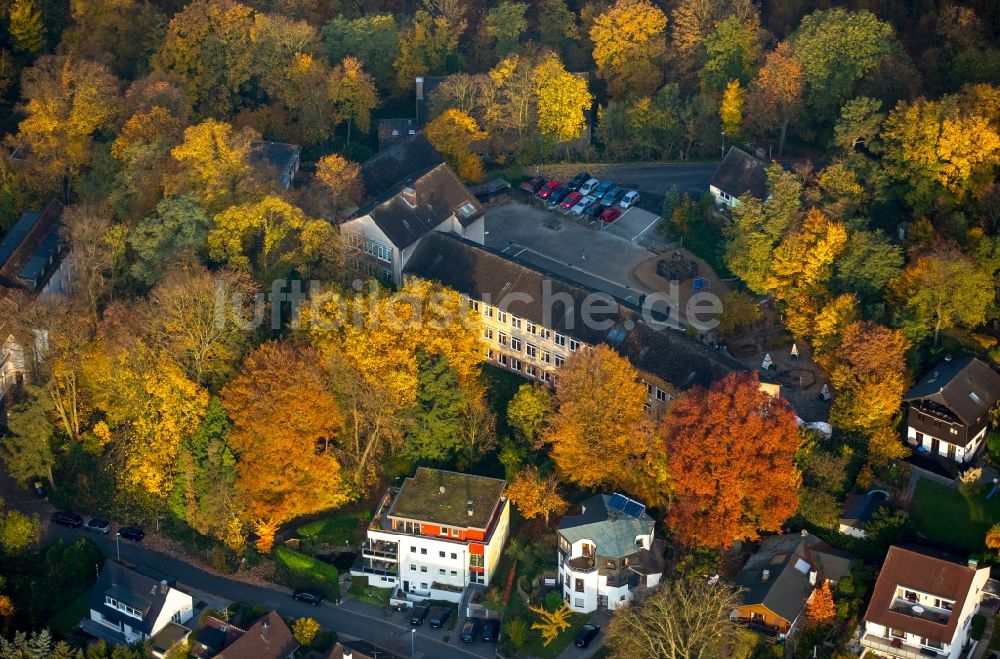 Essen von oben - Schulgebäude und Schulgelände der Jakob Muth Schule im herbstlichen Stadtteil Kettwig in Essen im Bundesland Nordrhein-Westfalen