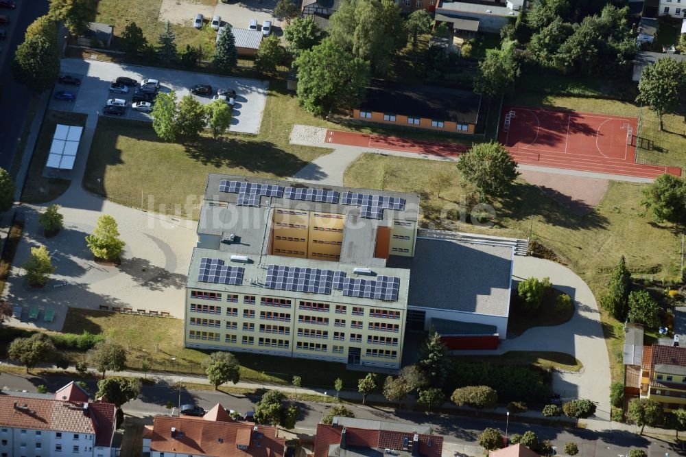 Luftaufnahme Burg - Schulgebäude der Sekundarschule Carl von Clausewitz in Burg im Bundesland Sachsen-Anhalt