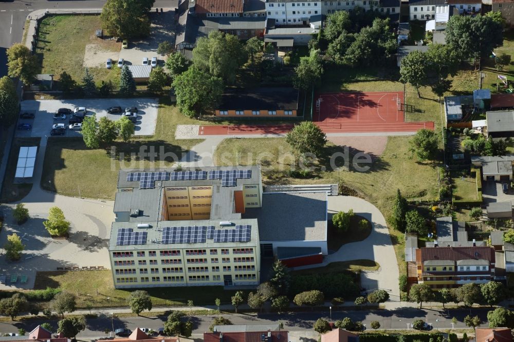 Burg aus der Vogelperspektive: Schulgebäude der Sekundarschule Carl von Clausewitz in Burg im Bundesland Sachsen-Anhalt