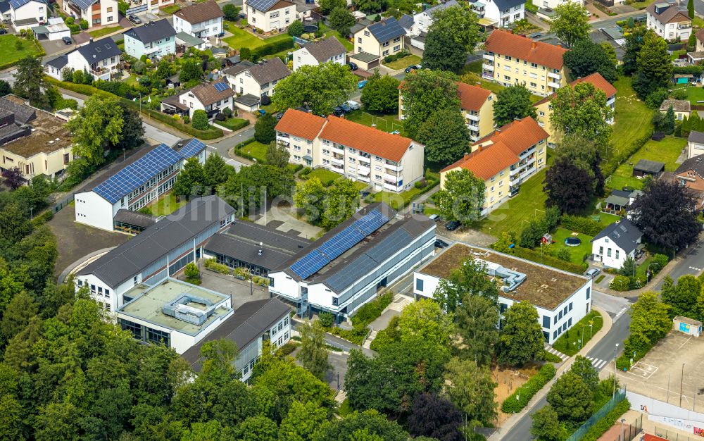 Wickede (Ruhr) aus der Vogelperspektive: Schulgebäude der Sekundarschule der Gemeinde Wickede (Ruhr) an der Ludgerusstraße im Ortsteil Voßwinkel in Wickede (Ruhr) im Bundesland Nordrhein-Westfalen, Deutschland