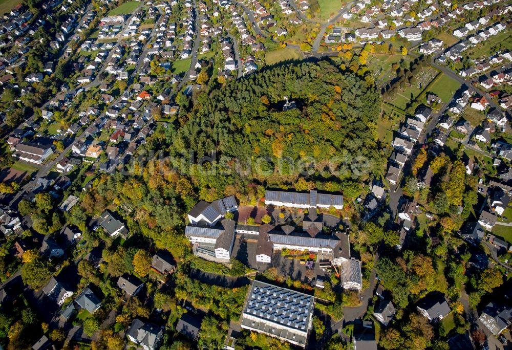 Luftaufnahme Netphen - Schulgebäude der Sekundarschule im Hintergrund die Kreuzkapelle auf dem Kreuzberg in Netphen im Bundesland Nordrhein-Westfalen