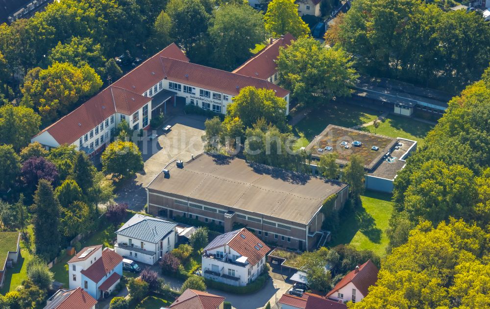 Soest aus der Vogelperspektive: Schulgebäude Sekundarschule Soest und Sporthalle Dülberg-Halle in Soest im Bundesland Nordrhein-Westfalen, Deutschland