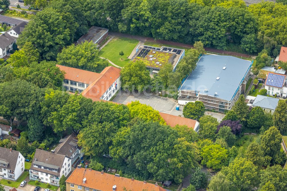 Luftaufnahme Soest - Schulgebäude Sekundarschule Soest und Sporthalle Dülberg-Halle in Soest im Bundesland Nordrhein-Westfalen, Deutschland