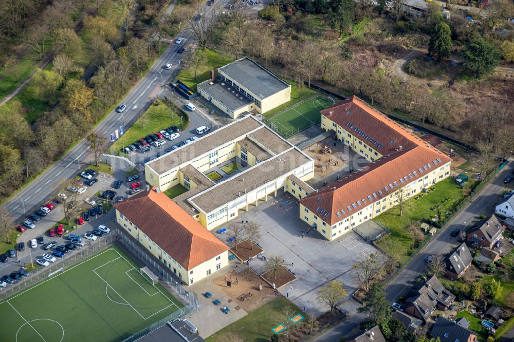 Luftbild Duisburg - Schulgebäude, Sporthalle und Sportplatz der St. Georges - The English International School Duisburg-Düsseldorf im Ortsteil Duisburg Süd in Duisburg im Bundesland Nordrhein-Westfalen, Deutschland