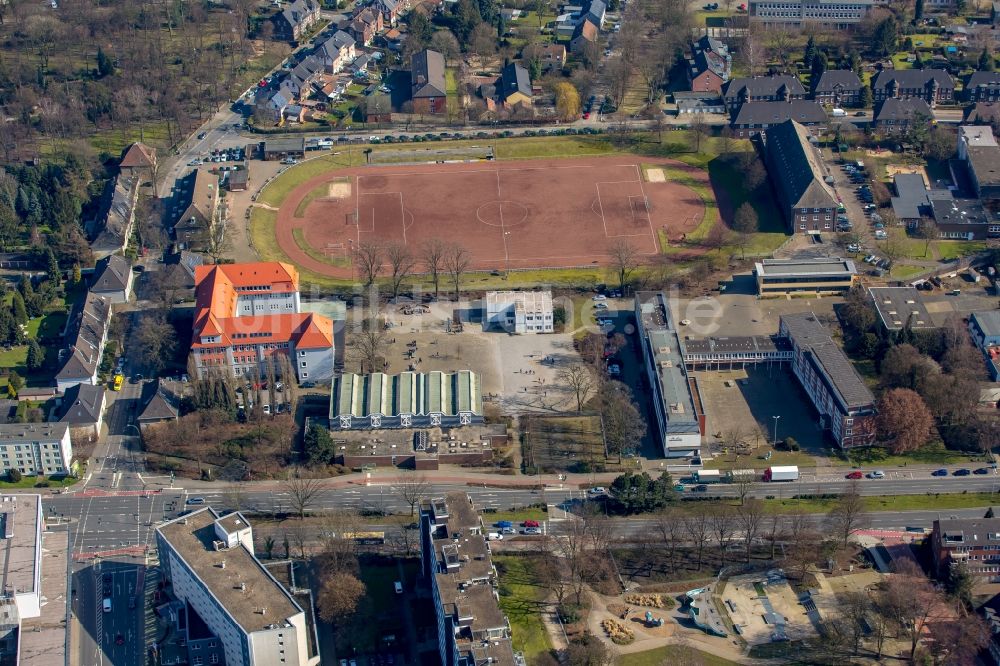 Luftbild Bottrop - Schulgebäude und Sportplatz der Gustav-Heinemann Realschule in Bottrop im Bundesland Nordrhein-Westfalen