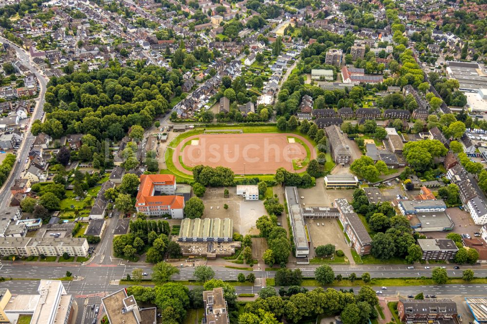 Luftbild Bottrop - Schulgebäude und Sportplatz der Gustav-Heinemann Realschule in Bottrop im Bundesland Nordrhein-Westfalen