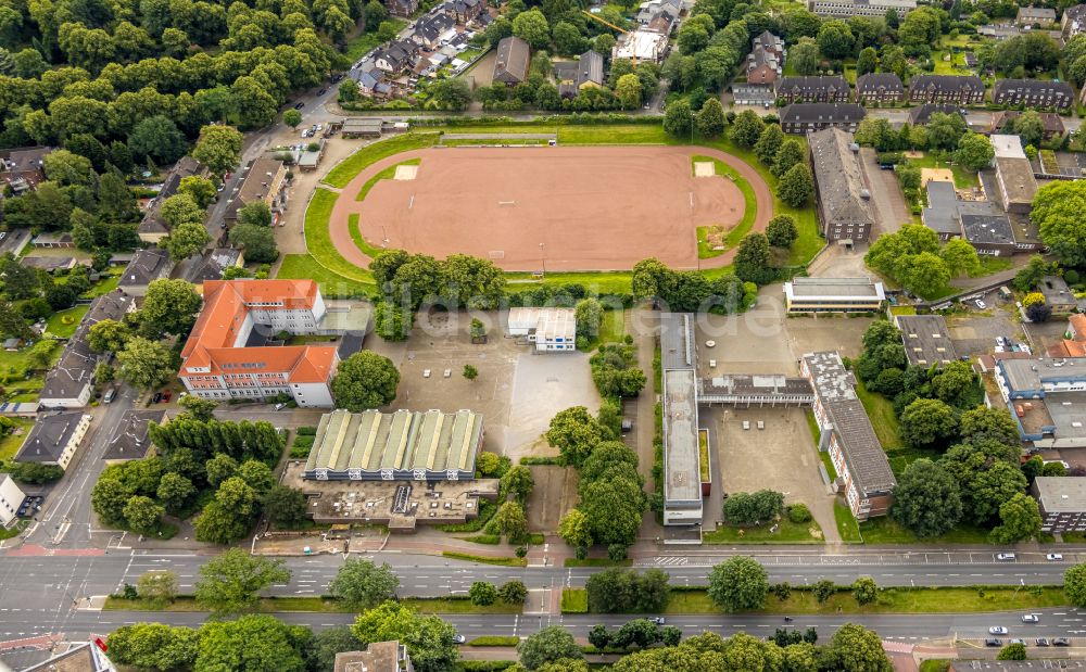 Luftaufnahme Bottrop - Schulgebäude und Sportplatz der Gustav-Heinemann Realschule in Bottrop im Bundesland Nordrhein-Westfalen