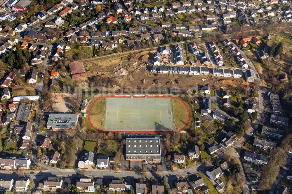 Witten von oben - Schulgebäude der und Sportplatz der Rüdinghauser Schule in Witten im Bundesland Nordrhein-Westfalen, Deutschland