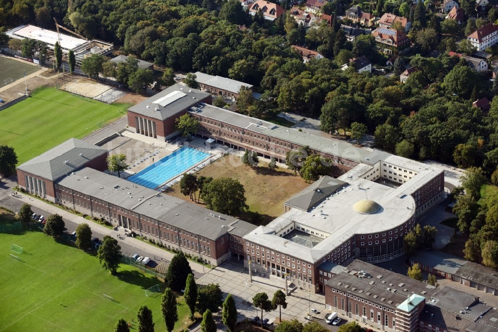 Berlin von oben - Schulgebäude der Sportschule im Olympiapark - Poelchau-Schule am Prinz-Friedrich-Karl-Weg in Berlin