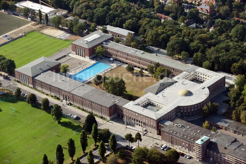 Berlin aus der Vogelperspektive: Schulgebäude der Sportschule im Olympiapark - Poelchau-Schule am Prinz-Friedrich-Karl-Weg in Berlin