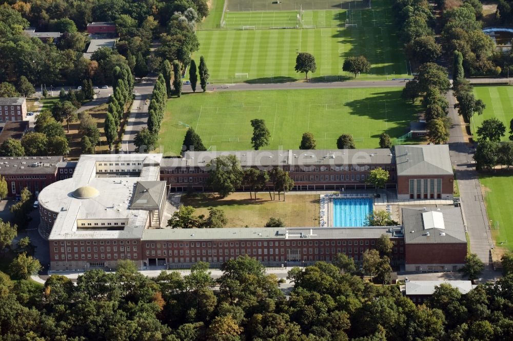 Luftaufnahme Berlin - Schulgebäude der Sportschule im Olympiapark - Poelchau-Schule am Prinz-Friedrich-Karl-Weg in Berlin