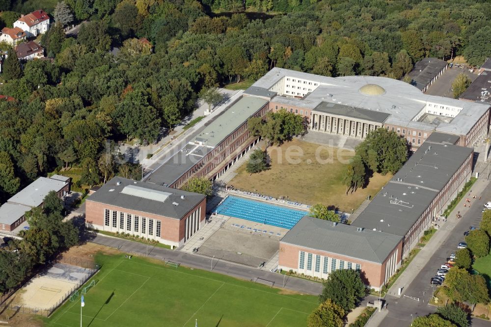 Berlin von oben - Schulgebäude der Sportschule im Olympiapark - Poelchau-Schule am Prinz-Friedrich-Karl-Weg in Berlin