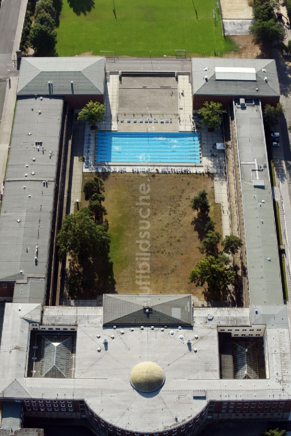 Berlin aus der Vogelperspektive: Schulgebäude der Sportschule im Olympiapark - Poelchau-Schule am Prinz-Friedrich-Karl-Weg in Berlin