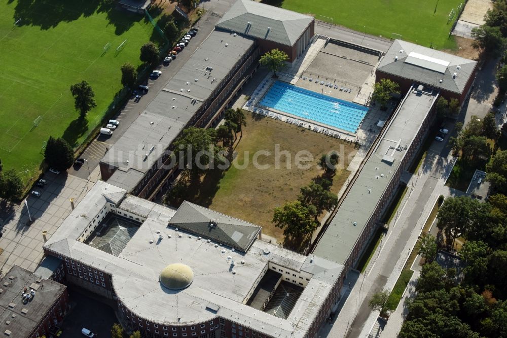 Berlin von oben - Schulgebäude der Sportschule im Olympiapark - Poelchau-Schule am Prinz-Friedrich-Karl-Weg in Berlin