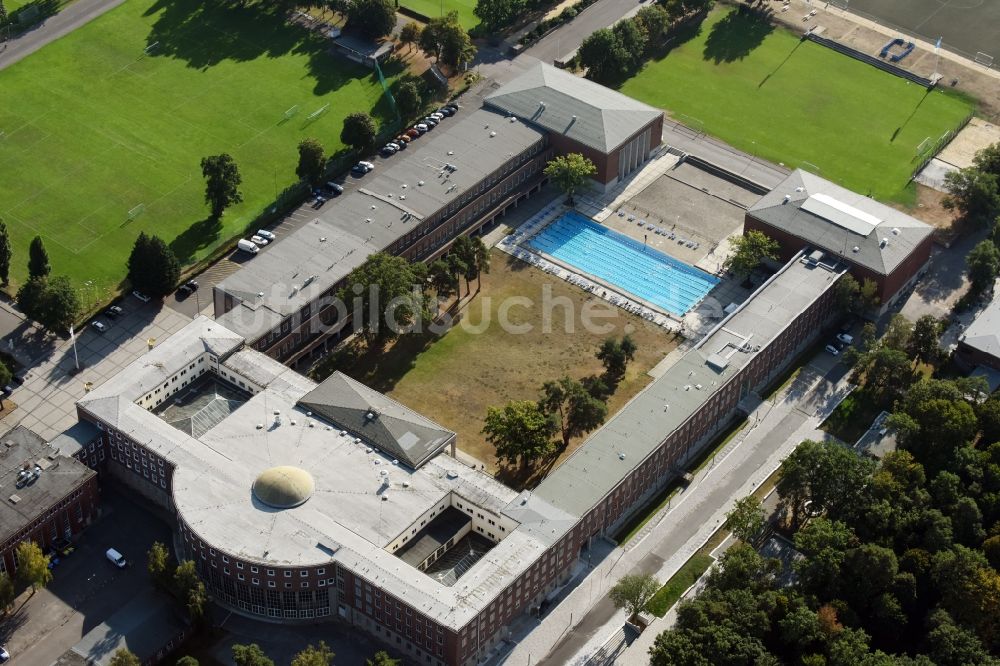 Berlin aus der Vogelperspektive: Schulgebäude der Sportschule im Olympiapark - Poelchau-Schule am Prinz-Friedrich-Karl-Weg in Berlin