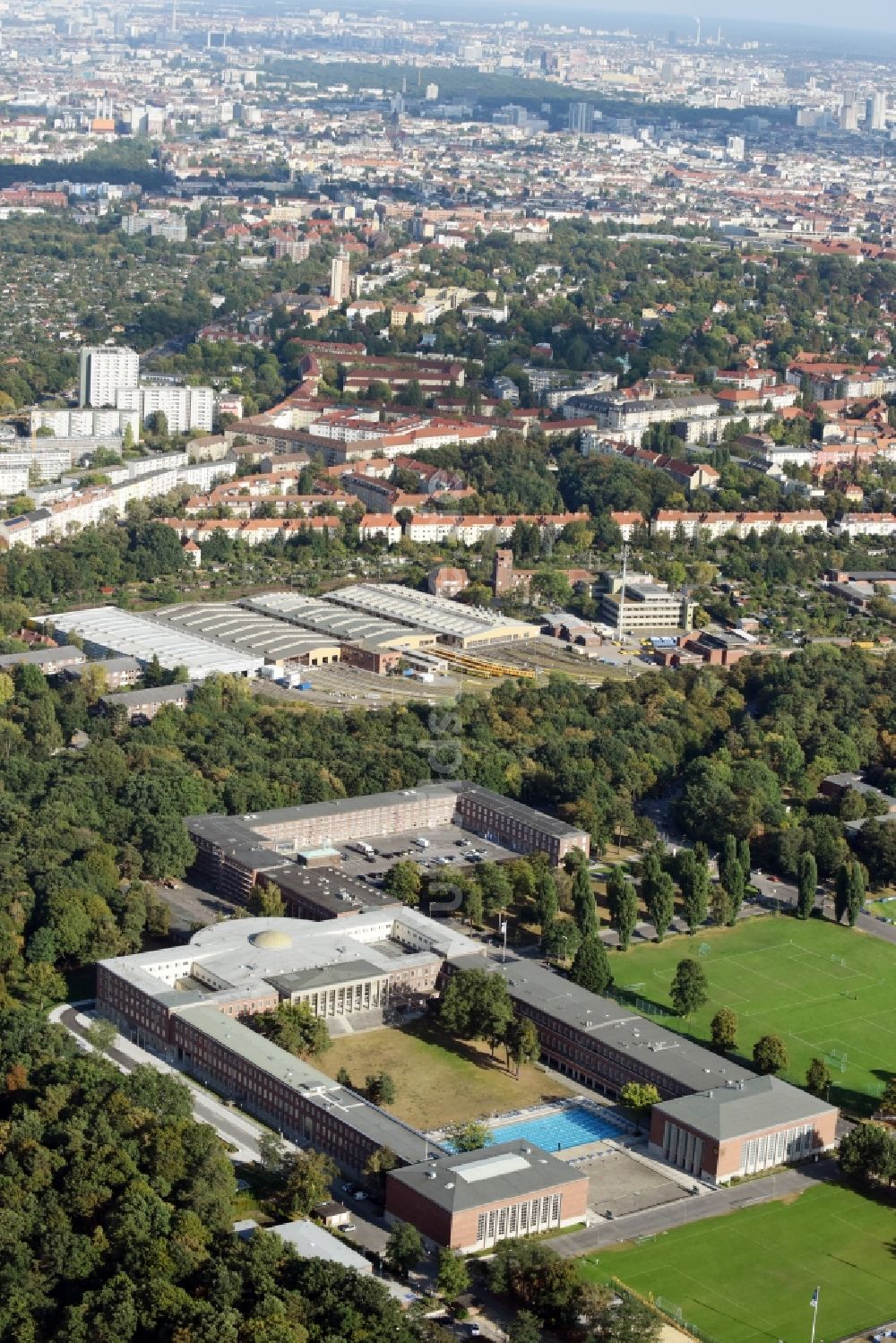 Luftbild Berlin - Schulgebäude der Sportschule im Olympiapark - Poelchau-Schule am Prinz-Friedrich-Karl-Weg in Berlin