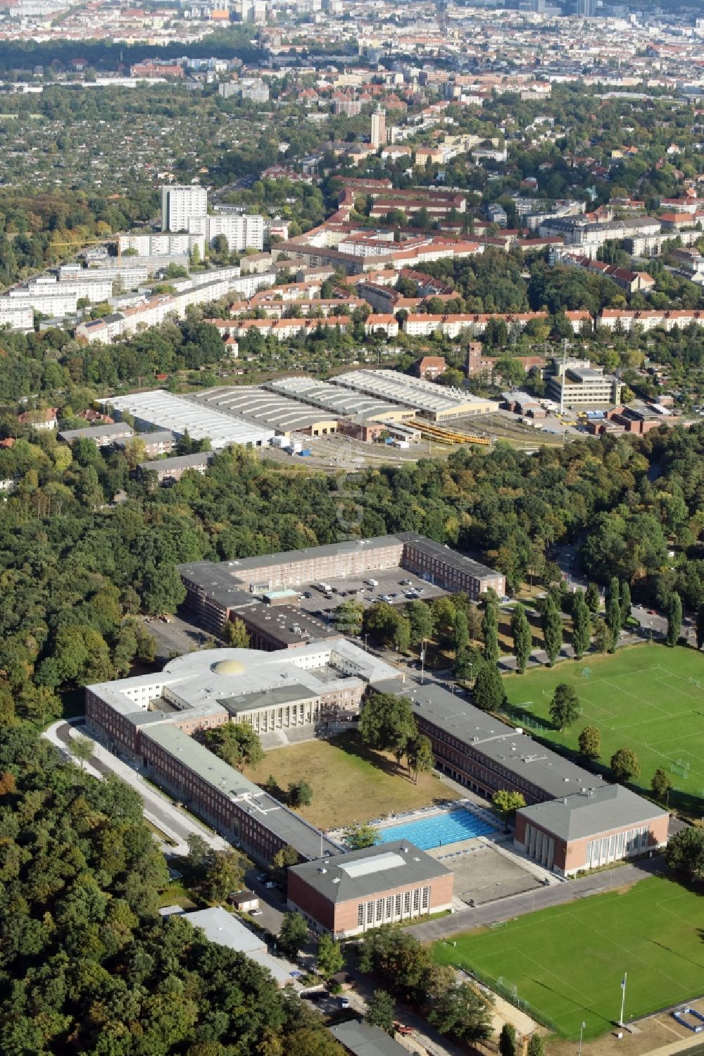 Luftaufnahme Berlin - Schulgebäude der Sportschule im Olympiapark - Poelchau-Schule am Prinz-Friedrich-Karl-Weg in Berlin