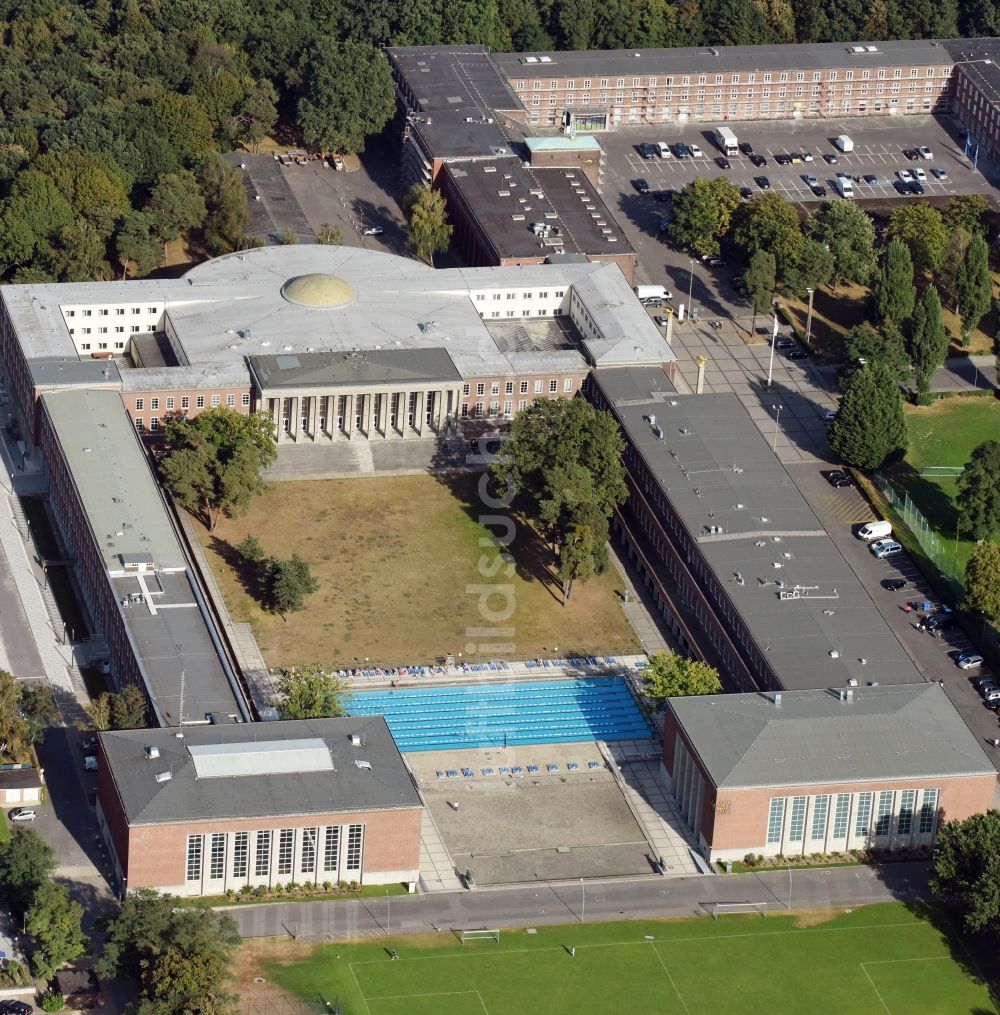 Luftaufnahme Berlin - Schulgebäude der Sportschule im Olympiapark - Poelchau-Schule am Prinz-Friedrich-Karl-Weg in Berlin