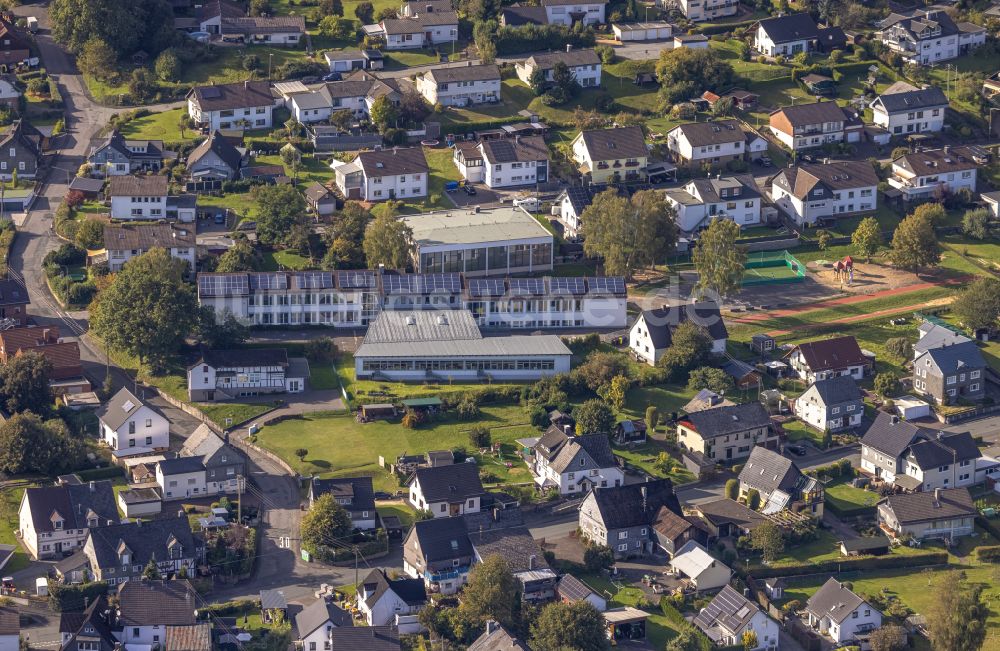 Müsen aus der Vogelperspektive: Schulgebäude Stahlberg-Grundschule in Müsen im Bundesland Nordrhein-Westfalen, Deutschland