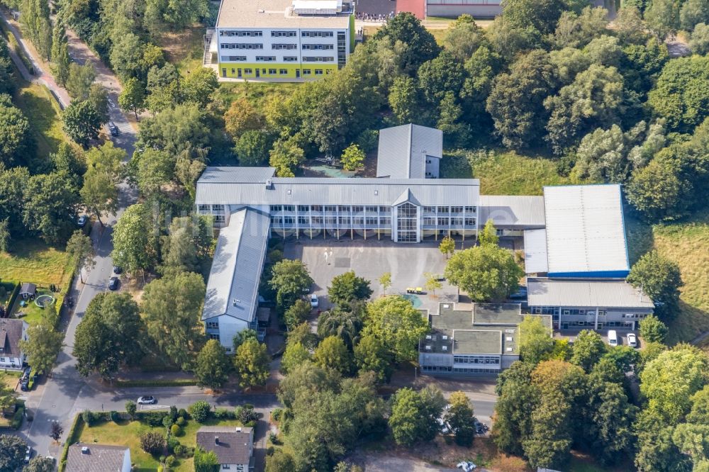 Luftaufnahme Menden (Sauerland) - Schulgebäude der Städt. Gesamtschule Menden in Menden (Sauerland) im Bundesland Nordrhein-Westfalen, Deutschland