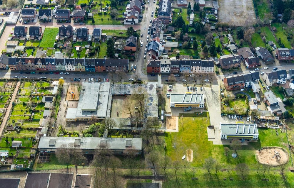 Luftaufnahme Oberhausen - Schulgebäude der Städtische Gemeinschaftsgrundschule Alsfeld an der Försterstraße im Ortsteil Sterkrade-Nord in Oberhausen im Bundesland Nordrhein-Westfalen, Deutschland