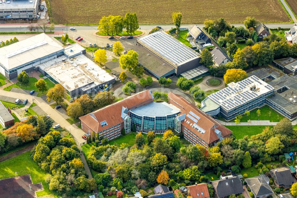 Luftaufnahme Hamminkeln - Schulgebäude der Städtische Gesamtschule Hamminkeln in Hamminkeln im Bundesland Nordrhein-Westfalen, Deutschland