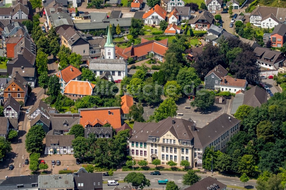 Mülheim an der Ruhr aus der Vogelperspektive: Schulgebäude der Städtische Grundschule am Klostermarkt in Mülheim an der Ruhr im Bundesland Nordrhein-Westfalen