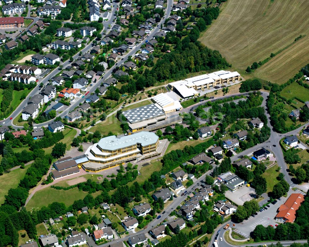 Meinerzhagen aus der Vogelperspektive: Schulgebäude der Städtische Sekundarschule Meinerzhagen und der Grundschule Am Kohlberg beim Schulzentrum Rothenstein in Meinerzhagen im Bundesland Nordrhein-Westfalen, Deutschland