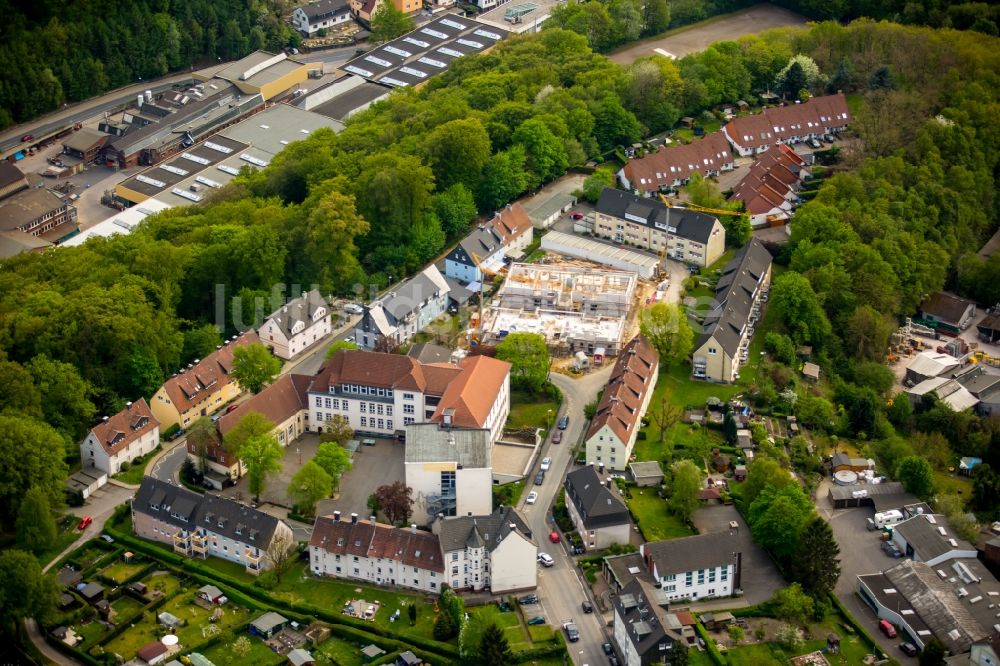 Luftbild Ennepetal - Schulgebäude der Städtischen Realschule und Baustelle zu zwei Wohnhäusern am Breslauer Platz in Ennepetal im Bundesland Nordrhein-Westfalen