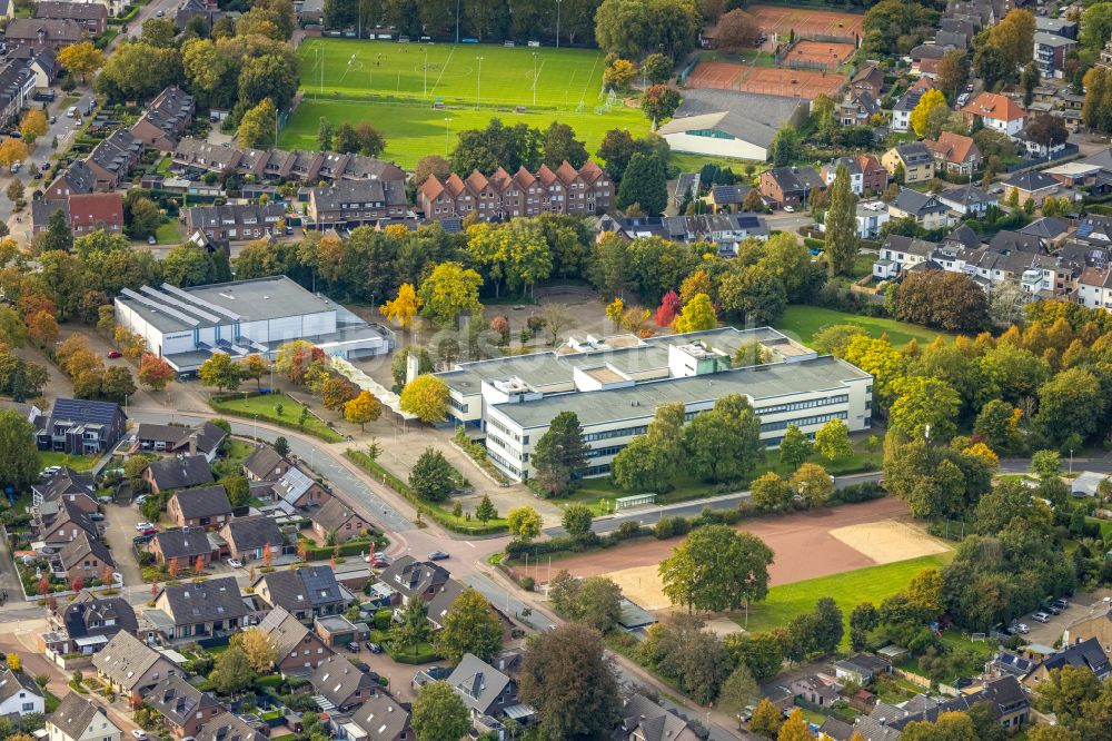 Emmerich am Rhein von oben - Schulgebäude des Städtischen Willibrord-Gymnasium in Emmerich am Rhein im Bundesland Nordrhein-Westfalen