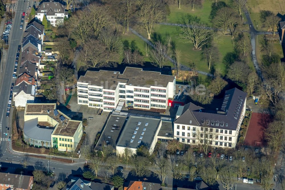 Luftaufnahme Dinslaken - Schulgebäude des Theodor-Heuss-Gymnasium an der Voerder Straße in Dinslaken im Bundesland Nordrhein-Westfalen, Deutschland