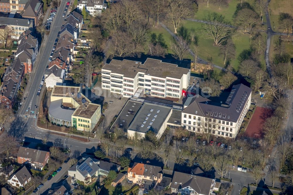 Dinslaken von oben - Schulgebäude des Theodor-Heuss-Gymnasium an der Voerder Straße in Dinslaken im Bundesland Nordrhein-Westfalen, Deutschland