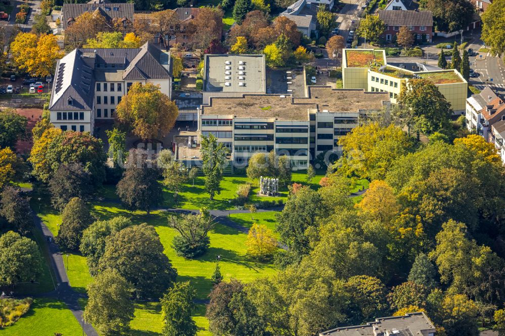 Dinslaken von oben - Schulgebäude des Theodor-Heuss-Gymnasium an der Voerder Straße in Dinslaken im Bundesland Nordrhein-Westfalen, Deutschland