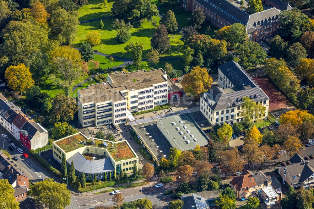 Dinslaken von oben - Schulgebäude des Theodor-Heuss-Gymnasium an der Voerder Straße in Dinslaken im Bundesland Nordrhein-Westfalen, Deutschland