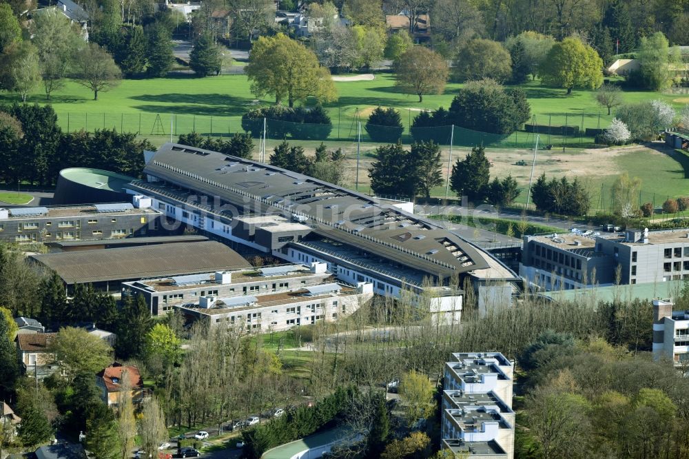 Luftaufnahme Vaucresson - Schulgebäude in Vaucresson in Ile-de-France, Frankreich