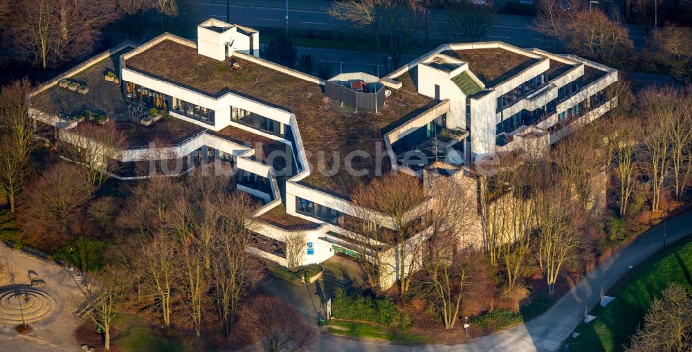 Luftaufnahme Mülheim an der Ruhr - Schulgebäude der VHS Heinrich-Thöne-Volkshochschule an der Bergstraße in Mülheim an der Ruhr im Bundesland Nordrhein-Westfalen