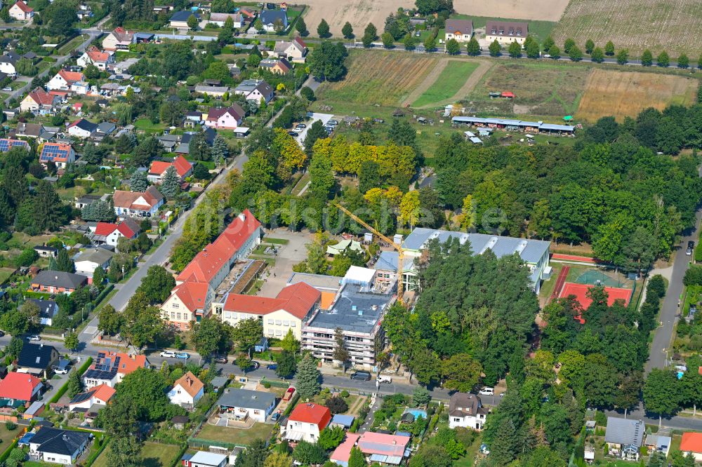 Luftbild Fredersdorf-Vogelsdorf - Schulgebäude Vier-Jahreszeiten Grundschule in Fredersdorf-Vogelsdorf im Bundesland Brandenburg, Deutschland