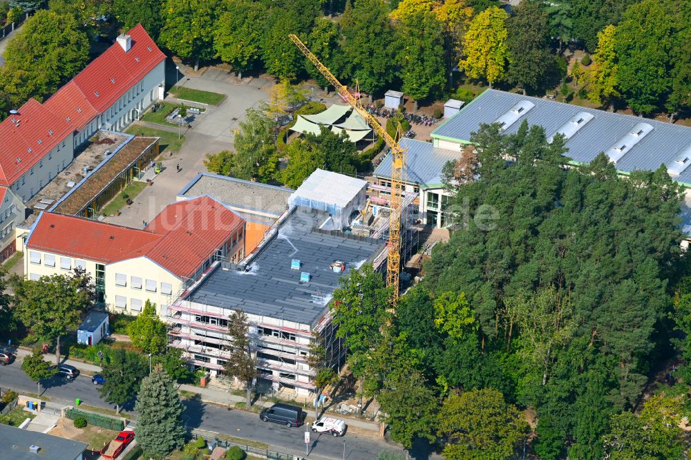 Luftaufnahme Fredersdorf-Vogelsdorf - Schulgebäude Vier-Jahreszeiten Grundschule in Fredersdorf-Vogelsdorf im Bundesland Brandenburg, Deutschland