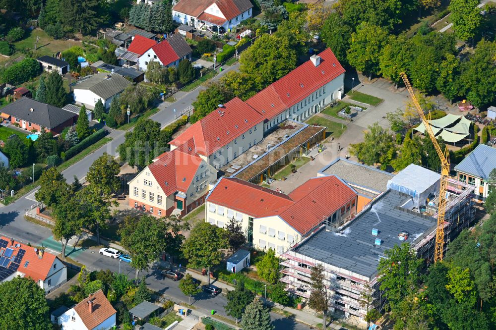 Fredersdorf-Vogelsdorf von oben - Schulgebäude Vier-Jahreszeiten Grundschule in Fredersdorf-Vogelsdorf im Bundesland Brandenburg, Deutschland