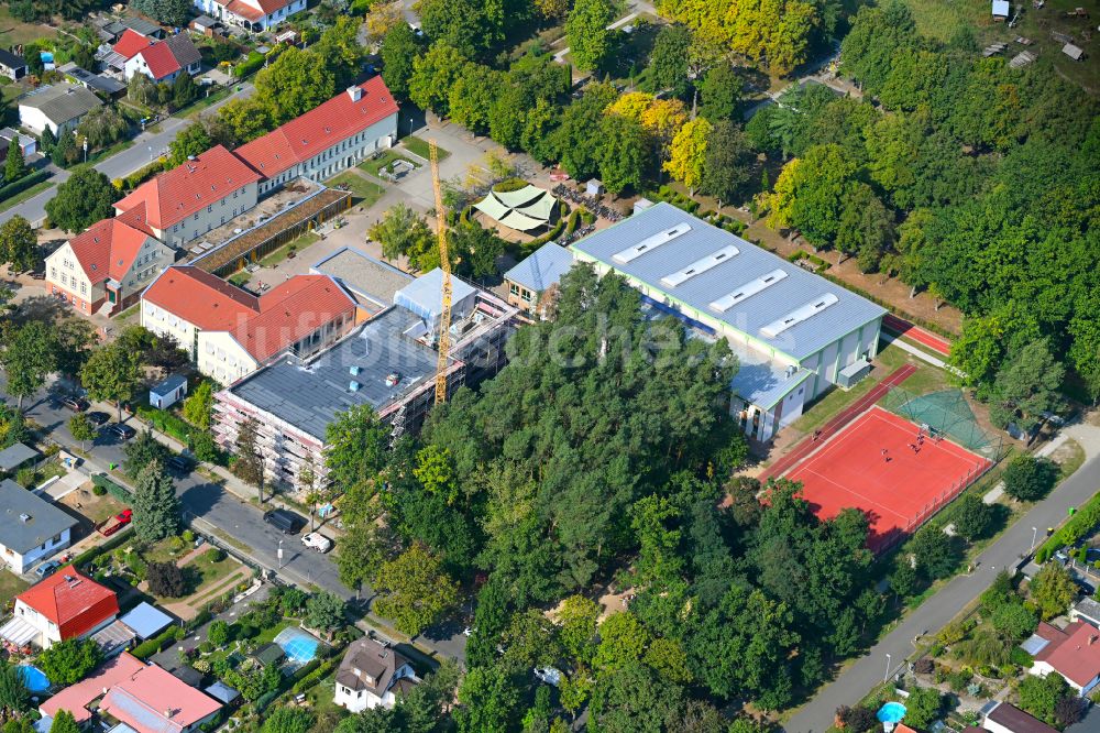 Fredersdorf-Vogelsdorf aus der Vogelperspektive: Schulgebäude Vier-Jahreszeiten Grundschule in Fredersdorf-Vogelsdorf im Bundesland Brandenburg, Deutschland