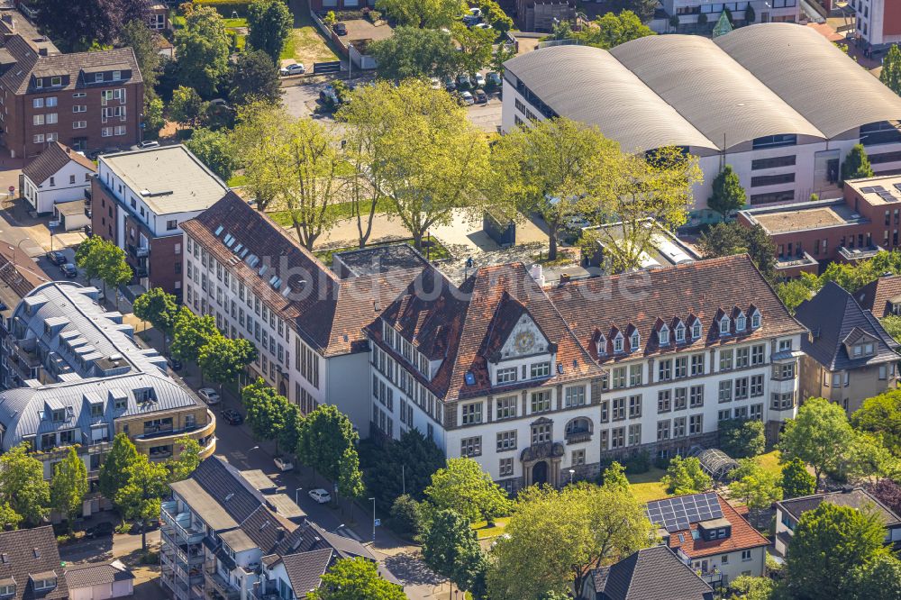 Bottrop von oben - Schulgebäude der Volkshochschule in Bottrop im Bundesland Nordrhein-Westfalen, Deutschland