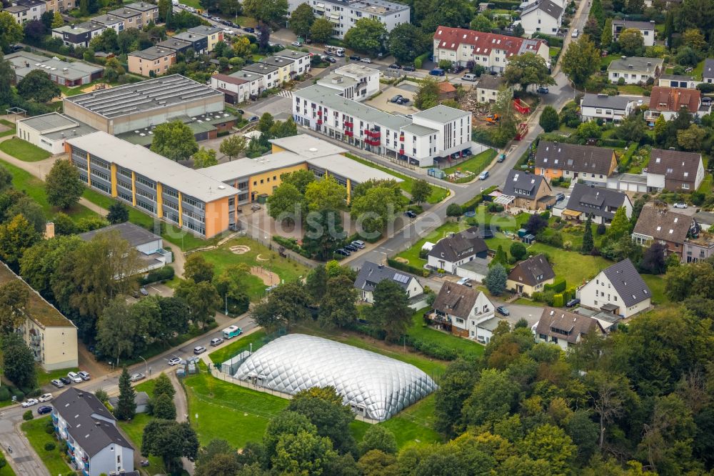 Witten von oben - Schulgebäude der Vormholzer Grundschule in Witten im Bundesland Nordrhein-Westfalen, Deutschland