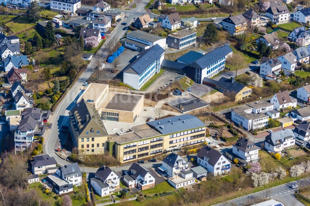 Meschede von oben - Schulgebäude der St. Walburga-Realschule in Meschede im Bundesland Nordrhein-Westfalen, Deutschland