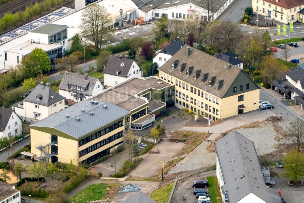 Luftbild Meschede - Schulgebäude der St. Walburga-Schule An Klocken Kapelle in Meschede im Bundesland Nordrhein-Westfalen